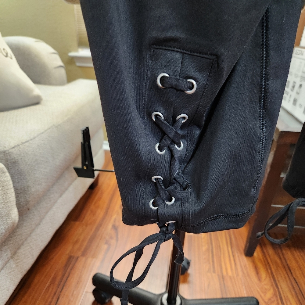 Livi Active Capri Pants with Cute Crisscross Tie with a Bow 26/28 - Picture 3 of 7